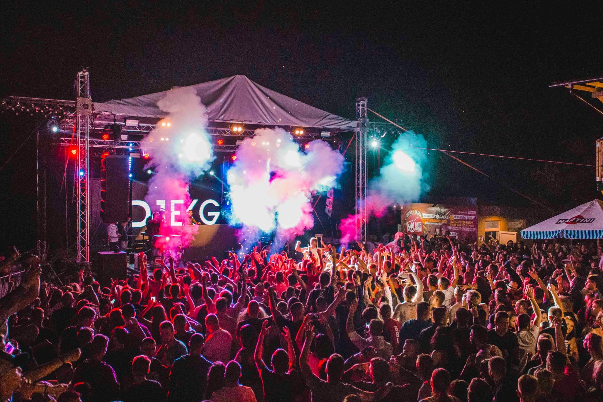 Festival de musica con el público disfritando de los artistas en el escenario