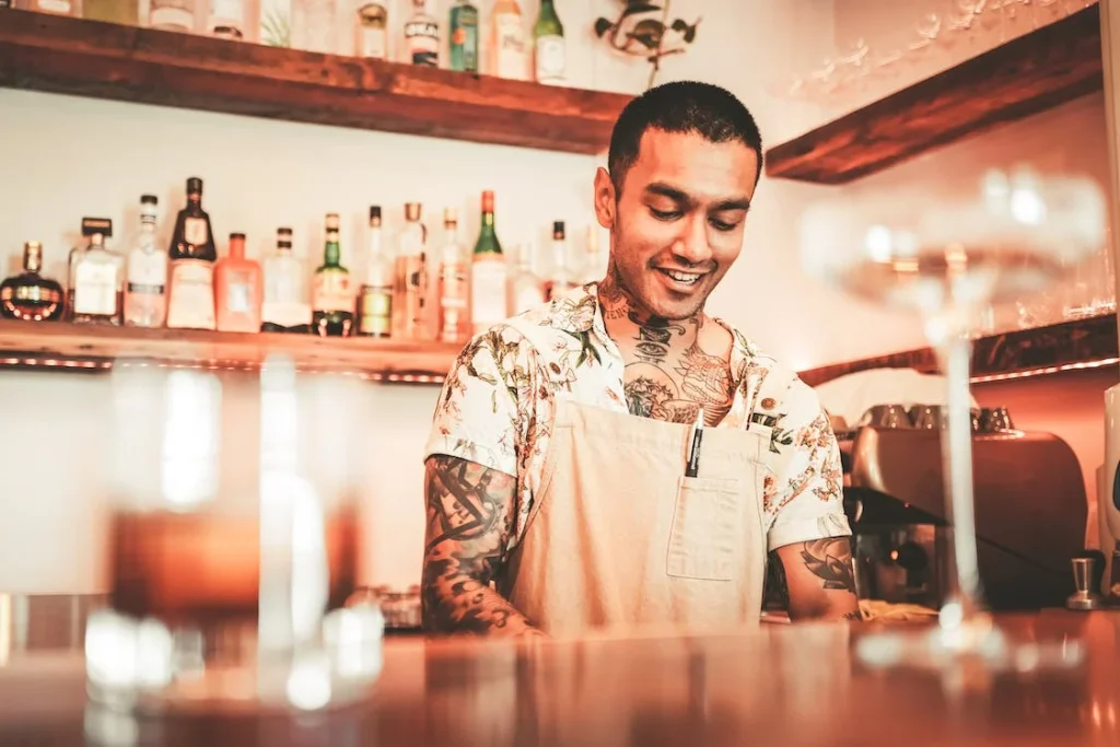 Barman atendiendo en un stand de bebidas alcohólicas