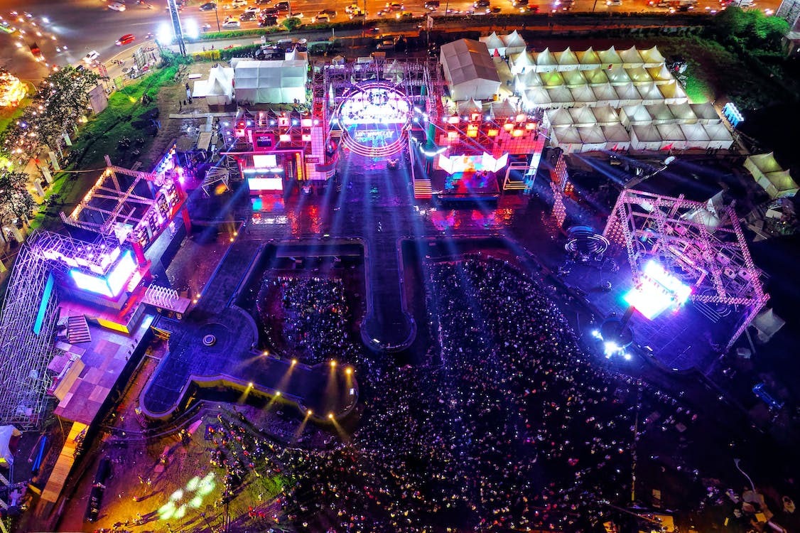 Vista desde el cielo de tres escenarios en un festival masificado